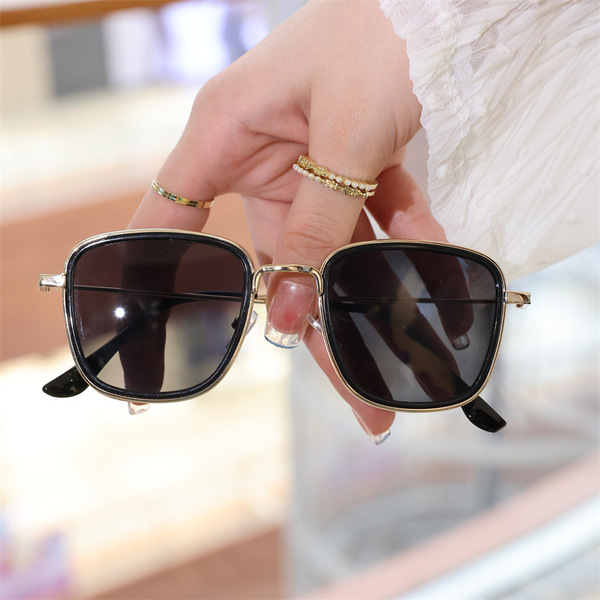 Fashion metal sunglasses European and American popular street shooting small frame sunglasses for men and women